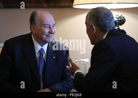 Lisbona, Portogallo. 9 Luglio, 2018. Il Portogallo Presidente Marcelo Rebelo de Sousa (R ) chat con il principe Karim Aga Khan IV nel corso di una visita ufficiale presso il palazzo di Belem a Lisbona, Portogallo, il 9 luglio 2018. Il principe Karim Aga Khan IV, sarà a Lisbona fino al luglio 12 per chiudere il diamante celebrazioni giubilari della sua leadership come Imam della Shia Ismaili Nizari comunità musulmana. Credito: Pedro Fiuza/ZUMA filo/Alamy Live News Foto Stock