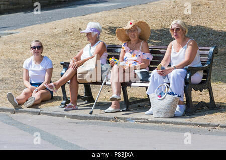 Bournemouth Dorset, Regno Unito. Il 9 luglio 2018. Regno Unito: Meteo Sole e caldo giorno come sunseekers testa a Bournemouth. Onorevoli rilassarsi nei giardini di Bournemouth con erba arida dietro a causa della mancanza di pioggia nell'ondata di caldo. Credito: Carolyn Jenkins/Alamy Live News Foto Stock