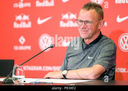 Leipzig, Germania. 09 Luglio, 2018. Calcio: Bundesliga tedesca, conferenza stampa circa la formazione di inizio RB Leipzig al Red Bull Academy: Lipsia il direttore sportivo e il nuovo allenatore Ralf Rangnick siede alla conferenza stampa. Credito: Jan Woitas/dpa-Zentralbild/dpa/Alamy Live News Foto Stock