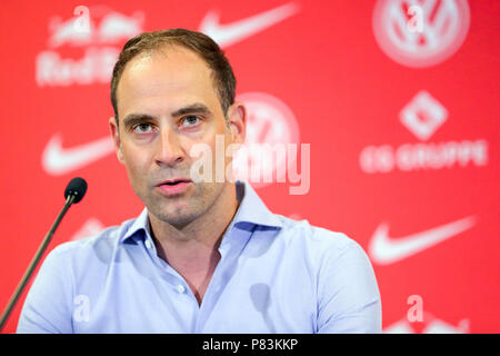 Leipzig, Germania. 09 Luglio, 2018. Calcio: Bundesliga tedesca, conferenza stampa circa la formazione di inizio RB Leipzig al Red Bull Academy: Lipsia del CEO di Oliver Mintzlaff fornisce una dichiarazione durante una conferenza stampa. Credito: Jan Woitas/dpa-Zentralbild/dpa/Alamy Live News Foto Stock