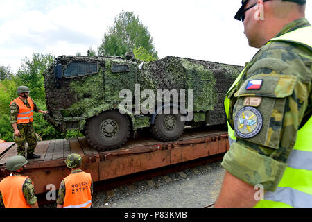 Podborany, Repubblica Ceca. 9 Luglio, 2018. Soldati ceca che stanno per entrare a far parte dei Baltici missione all interno della NATO rafforzata presenza in avanti (EFP) Missione in Lituania, caricare i loro veicoli militari sui carri a Podborany, Repubblica Ceca, lunedì 9 luglio 2018. Credito: Ondrej Hajek/CTK foto/Alamy Live News Foto Stock