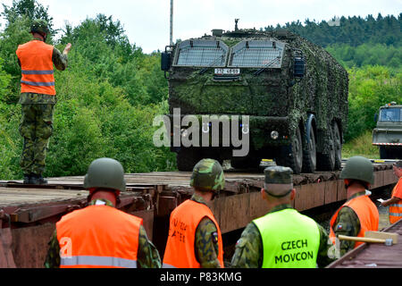 Podborany, Repubblica Ceca. 9 Luglio, 2018. Soldati ceca che stanno per entrare a far parte dei Baltici missione all interno della NATO rafforzata presenza in avanti (EFP) Missione in Lituania, caricare i loro veicoli militari sui carri a Podborany, Repubblica Ceca, lunedì 9 luglio 2018. Credito: Ondrej Hajek/CTK foto/Alamy Live News Foto Stock