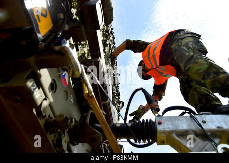 Podborany, Repubblica Ceca. 9 Luglio, 2018. Soldati ceca che stanno per entrare a far parte dei Baltici missione all interno della NATO rafforzata presenza in avanti (EFP) Missione in Lituania, caricare i loro veicoli militari sui carri a Podborany, Repubblica Ceca, lunedì 9 luglio 2018. Credito: Ondrej Hajek/CTK foto/Alamy Live News Foto Stock