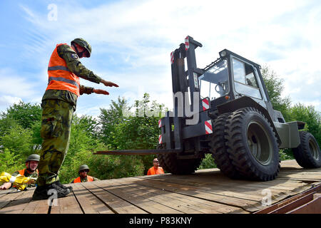 Podborany, Repubblica Ceca. 9 Luglio, 2018. Soldati ceca che stanno per entrare a far parte dei Baltici missione all interno della NATO rafforzata presenza in avanti (EFP) Missione in Lituania, caricare i loro veicoli militari sui carri a Podborany, Repubblica Ceca, lunedì 9 luglio 2018. Credito: Ondrej Hajek/CTK foto/Alamy Live News Foto Stock