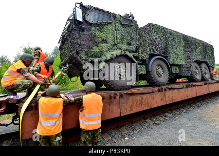 Podborany, Repubblica Ceca. 9 Luglio, 2018. Soldati ceca che stanno per entrare a far parte dei Baltici missione all interno della NATO rafforzata presenza in avanti (EFP) Missione in Lituania, caricare i loro veicoli militari sui carri a Podborany, Repubblica Ceca, lunedì 9 luglio 2018. Credito: Ondrej Hajek/CTK foto/Alamy Live News Foto Stock