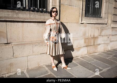 Un elegante showgoer arrivando sulla strada prima della pista di atterraggio di Armani visualizza durante la Haute Couture della settimana della moda di Parigi - 3 Luglio 2018 - Foto: Pista Manhattan * * per solo uso editoriale** | Verwendung weltweit Foto Stock