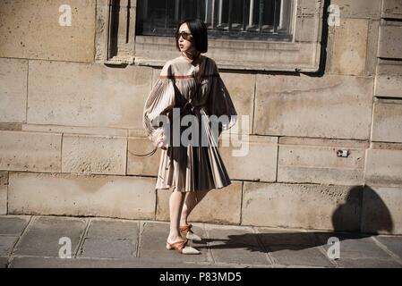 Un elegante showgoer arrivando sulla strada prima della pista di atterraggio di Armani visualizza durante la Haute Couture della settimana della moda di Parigi - 3 Luglio 2018 - Foto: Pista Manhattan * * per solo uso editoriale** | Verwendung weltweit Foto Stock