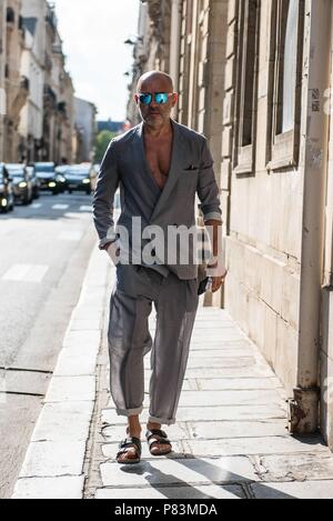 Un elegante showgoer arrivando sulla strada prima della pista di atterraggio di Armani visualizza durante la Haute Couture della settimana della moda di Parigi - 3 Luglio 2018 - Foto: Pista Manhattan * * per solo uso editoriale** | Verwendung weltweit Foto Stock