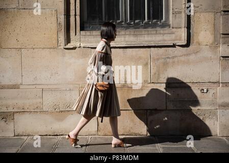 Un elegante showgoer arrivando sulla strada prima della pista di atterraggio di Armani visualizza durante la Haute Couture della settimana della moda di Parigi - 3 Luglio 2018 - Foto: Pista Manhattan * * per solo uso editoriale** | Verwendung weltweit Foto Stock