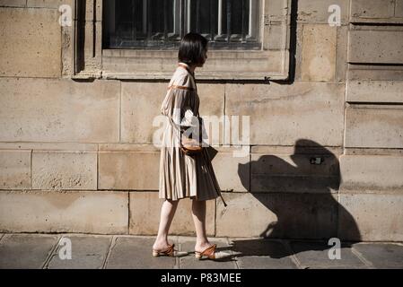 Un elegante showgoer arrivando sulla strada prima della pista di atterraggio di Armani visualizza durante la Haute Couture della settimana della moda di Parigi - 3 Luglio 2018 - Foto: Pista Manhattan * * per solo uso editoriale** | Verwendung weltweit Foto Stock