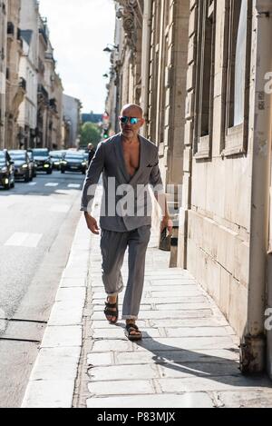 Un elegante showgoer arrivando sulla strada prima della pista di atterraggio di Armani visualizza durante la Haute Couture della settimana della moda di Parigi - 3 Luglio 2018 - Foto: Pista Manhattan * * per solo uso editoriale** | Verwendung weltweit Foto Stock