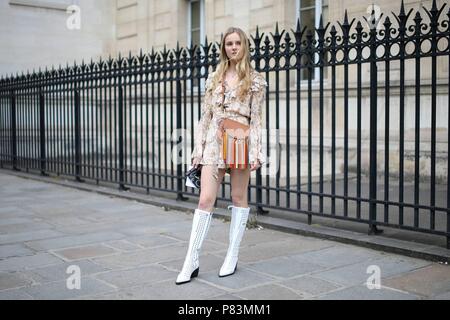 Parigi, Frankreich. 04 Luglio, 2018. Un elegante showgoer frequentando il Jean Paul Gaultier pista spettacolo durante la Haute Couture della settimana della moda a Parigi - Luglio 4, 2018 - Credit: Pista Manhattan ***per solo uso editoriale*** | Verwendung weltweit/dpa/Alamy Live News Foto Stock