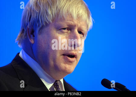 Manama, Bahrain. 09Dec, 2016. Il Ministro degli esteri britannico Boris Johnson dà un discorso per aprire formalmente la tre-giorni di Manama Dialogue. Il Ministro tedesco della difesa, Ursula von der Leyen è attualmente in Medio Oriente per un periodo di cinque giorni di visita. Credito: Rainer Jensen/dpa | in tutto il mondo di utilizzo/dpa/Alamy Live News Foto Stock