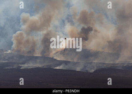 Alabama Hills, Lone Pine, CA. Luglio 8, 2018. Un Sikorsky S-61 elicottero sopra il Georges incendio in Alabama Hills a ovest di Lone Pine, CA in Eastern Sierra Nevadas. La causa è sotto inchiesta. Il fulmine era stato osservato nella zona. Fire equipaggi da Inyo National Forest, il Bureau of Land Management (BLM), CALFIRE, locali e i vigili del fuoco si battono contro il fuoco con assistenza da parte di navi cisterna per il trasporto di aria e gli elicotteri. Gli elicotteri sono il prelievo di acqua dalla vicina California aquaduct. Credito: Ironstring/Alamy Live News Foto Stock