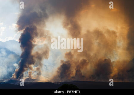 Alabama Hills, Lone Pine, CA. Luglio 8, 2018. Il Georges fuoco arde in Alabama Hills a ovest di Lone Pine, CA in Eastern Sierra Nevadas. La causa è sotto inchiesta. Il fulmine era stato osservato nella zona. Fire equipaggi da Inyo National Forest, il Bureau of Land Management (BLM), CALFIRE, locali e i vigili del fuoco si battono contro il fuoco con assistenza da parte di navi cisterna per il trasporto di aria e gli elicotteri. Gli elicotteri sono il prelievo di acqua dalla vicina California aquaduct. Credito: Ironstring/Alamy Live News Foto Stock