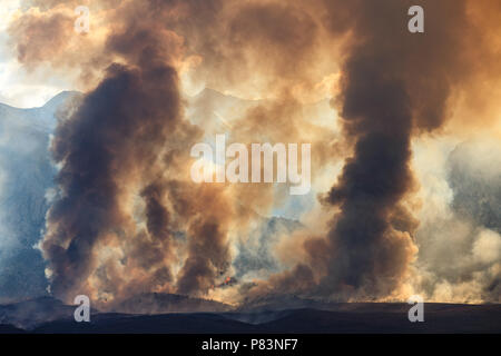 Alabama Hills, Lone Pine, CA. Luglio 8, 2018. Il Georges fuoco arde in Alabama Hills a ovest di Lone Pine, CA in Eastern Sierra Nevadas. La causa è sotto inchiesta. Il fulmine era stato osservato nella zona. Fire equipaggi da Inyo National Forest, il Bureau of Land Management (BLM), CALFIRE, locali e i vigili del fuoco si battono contro il fuoco con assistenza da parte di navi cisterna per il trasporto di aria e gli elicotteri. Gli elicotteri sono il prelievo di acqua dalla vicina California aquaduct. Credito: Ironstring/Alamy Live News Foto Stock