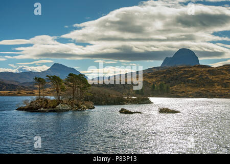 E Canisp Suilven da Loch Druim Suardalain, Glen Canisp foresta, vicino a Lochinver, Coigach, Sutherland, regione delle Highlands, Scotland, Regno Unito Foto Stock