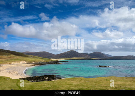 Il Sud Harris colline oltre le spiagge di Tràigh na Cleabhaig vicino Northton, vicino Leverburgh, Sud Harris, Western Isles, Scotland, Regno Unito Foto Stock