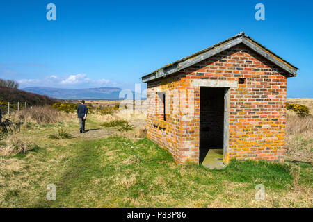 Beinn Lunndaidh e Beinn Bhraggie da una manutenzione abbandonati capanna sulla via di un ex ferrovia, Coul Links, vicino Embo, Sutherland, Scotland, Regno Unito Foto Stock