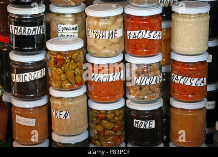 Vasi di etichettati conserve sottaceti e verdure, Ventotene, Isole Pontine, Italia, Europa Foto Stock