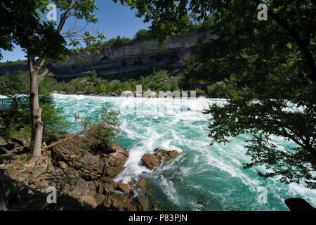 Il fiume Niagara della classe 6 bianco-water rapids come si vede dalla Camminata Bianca dell'acqua attrazione nella gola del Niagara in Niagara Falls, Ontario, Canada Foto Stock
