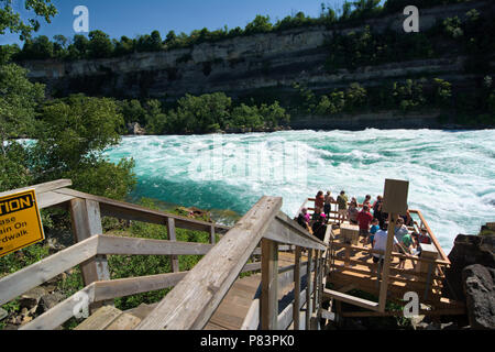 Il fiume Niagara della classe 6 bianco-water rapids come si vede dalla Camminata Bianca dell'acqua attrazione nella gola del Niagara in Niagara Falls, Ontario, Canada Foto Stock