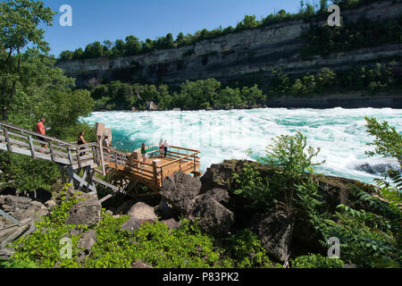 Il fiume Niagara della classe 6 bianco-water rapids come si vede dalla Camminata Bianca dell'acqua attrazione nella gola del Niagara in Niagara Falls, Ontario, Canada Foto Stock