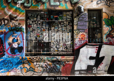 Colorata arte di strada in Graffiti vicolo, situato nel quartiere alla moda di Toronto, Ontario, Canada Foto Stock