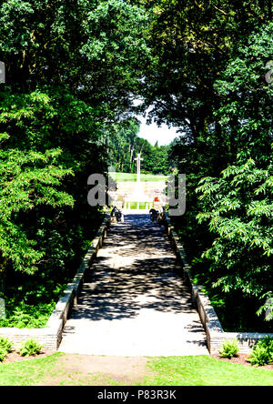 Ingresso al poligono boschi cimitero di guerra nei pressi di Ypres in Belgio con la croce del sacrificio Foto Stock