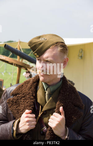 Ri-enactor vestito in una guerra mondiale un periodo Royal Flying Corp uniforme militare e in pelle giubbotto di volo Foto Stock