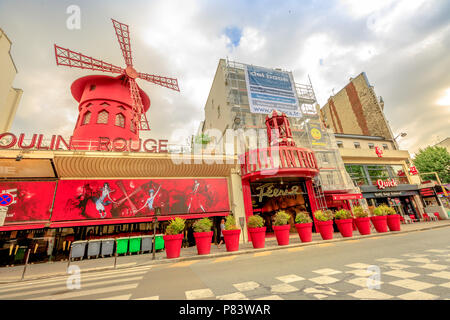 Parigi, Francia - luglio 1, 2017: Boulevard de la Clichy e night club Moulin Rouge a Pigalle luci rosse distretto. La maggior parte dei popolari storico teatro cabaret e di attrazione di Parigi.Il turismo nella capitale Parigi Foto Stock