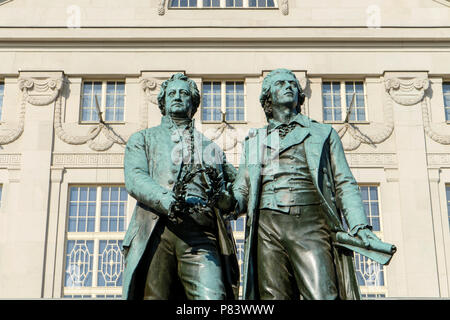 Monumento a Goethe e Schiller prima del teatro nazionale di Weimar Foto Stock