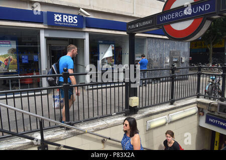 La gente a piedi passato il ramo della Royal Bank of Scotland bank accanto alla stazione di Notting Hill Gate Foto Stock