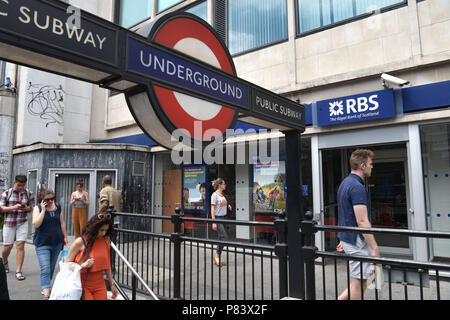 La gente a piedi passato il ramo della Royal Bank of Scotland bank accanto alla stazione di Notting Hill Gate Foto Stock