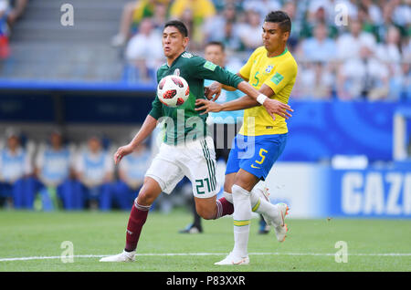 SAMARA, RUSSIA - Luglio 02: Edson Alvarez del Messico compete con Casemiro del Brasile durante il 2018 FIFA World Cup Russia Round di 16 match tra il Brasile e il Messico a Samara Arena il 2 luglio 2018 a Samara, Russia. (Foto di Lukasz Laskowski/PressFocus/MB Media) Foto Stock