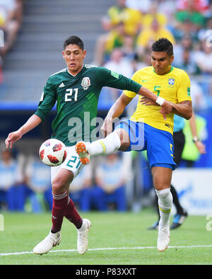 SAMARA, RUSSIA - Luglio 02: Edson Alvarez del Messico compete con Casemiro del Brasile durante il 2018 FIFA World Cup Russia Round di 16 match tra il Brasile e il Messico a Samara Arena il 2 luglio 2018 a Samara, Russia. (Foto di Lukasz Laskowski/PressFocus/MB Media) Foto Stock