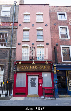 Ultimi ordini per ora chiuso Soho landmark da pranzo, i Gay Hussar ristorante sul Greek Street, Soho, London, Regno Unito Foto Stock