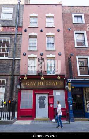 Ultimi ordini per ora chiuso Soho landmark da pranzo, i Gay Hussar ristorante sul Greek Street, Soho, London, Regno Unito Foto Stock