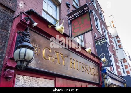 Ultimi ordini per ora chiuso Soho landmark da pranzo, i Gay Hussar ristorante sul Greek Street, Soho, London, Regno Unito Foto Stock