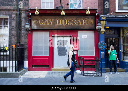 Ultimi ordini per ora chiuso Soho landmark da pranzo, i Gay Hussar ristorante sul Greek Street, Soho, London, Regno Unito Foto Stock