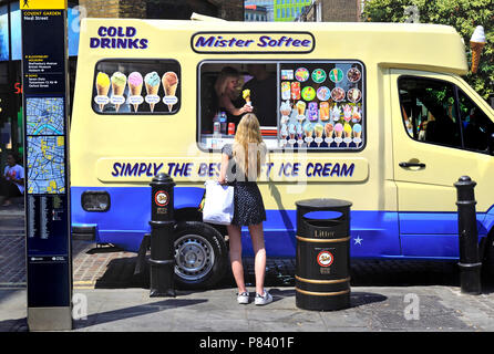 Giovane donna acquisto di gelato da un gelato van in Neal Street, Londra, Inghilterra, Regno Unito. Foto Stock