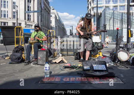 Una massa di Roots Reggae street buskers fuori dalla fermata Tottenham Court Road della metropolitana Foto Stock