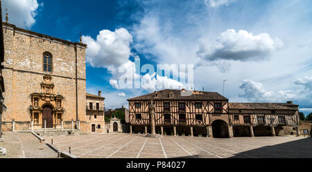 Plaza Mayor in Pe randa de Duero, un piccolo villaggio di Castiglia e León, Spagna Foto Stock
