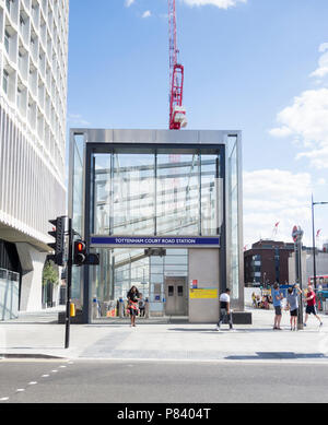 Ingresso alla nuova stazione di Tottenham Court Road adiacente a Centrepoint, London, Regno Unito Foto Stock