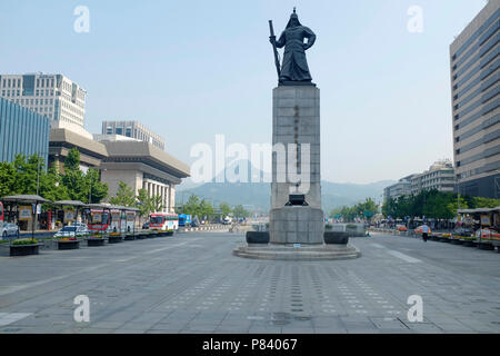 Gwanghwamun Plaza, noto anche come Gwanghwamun Square, Jongno-gu, Seoul, Corea del Sud. Foto Stock