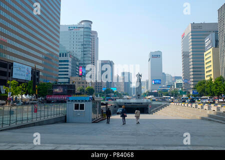 Gwanghwamun Plaza, noto anche come Gwanghwamun Square, Jongno-gu, Seoul, Corea del Sud. Foto Stock