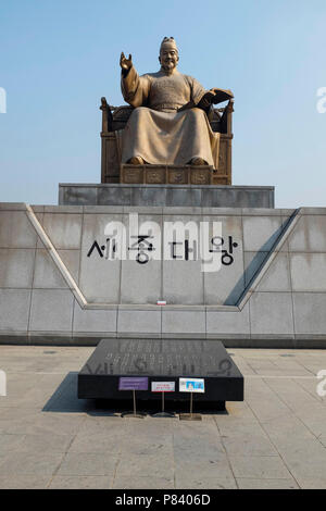 Statua di Sejong il grande re al Sejongno Gwanghwamun Plaza nel centro di Seoul, Corea del Sud. Foto Stock