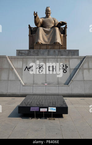 Statua di Sejong il grande re al Sejongno Gwanghwamun Plaza nel centro di Seoul, Corea del Sud. Foto Stock