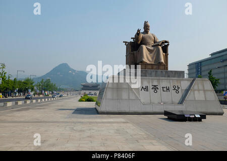 Statua di Sejong il grande re al Sejongno Gwanghwamun Plaza nel centro di Seoul, Corea del Sud. Foto Stock