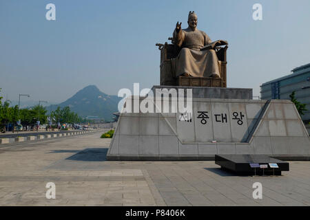 Statua di Sejong il grande re al Sejongno Gwanghwamun Plaza nel centro di Seoul, Corea del Sud. Foto Stock